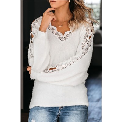 Белый вязаный пуловер-свитер с кружевной отделкой и разрезами на рукавах