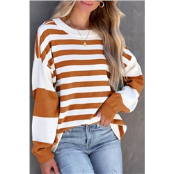 Коричнево-белый полосатый пуловер со спущенной линией плеча