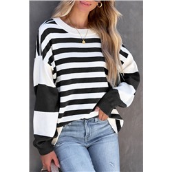Черно-белый полосатый пуловер со спущенной линией плеча