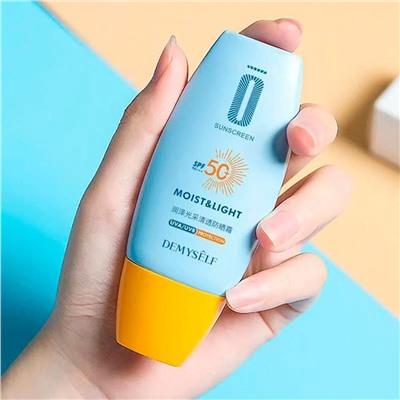 Солнцезащитный крем Moist & Light Clear Sunscreen Cream SPF 50+ UVA- и UVB-лучей.