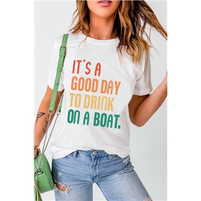 Белая футболка с разноцветной надписью: IT'S A GOOD DAY TO DRINK ON A BOAT