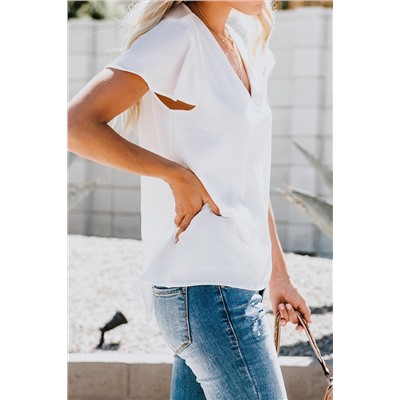 Белая блуза с V-образным вырезом и короткими расклешенными рукавами