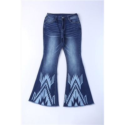 Синие джинсы-клеш с потертостями и этическим принтом