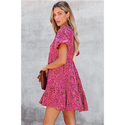 Розовое платье-бебидолл с V-образным вырезом и цветочным принтом