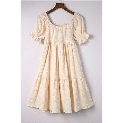 Бежевое платье из фактурной ткани с открытыми плечами