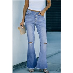Голубые джинсы-клеш с разрезами на коленях и необработанным краем