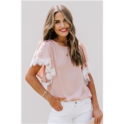 Розовая атласная блуза с широкими рукавами с кружевной отделкой