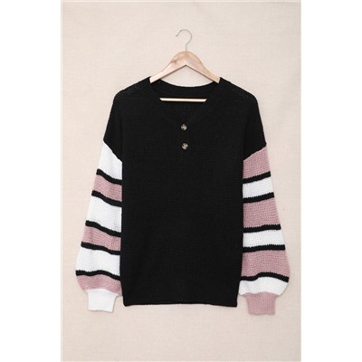 Черный вязаный свитер оверсайз с розово-белыми полосатыми рукавами