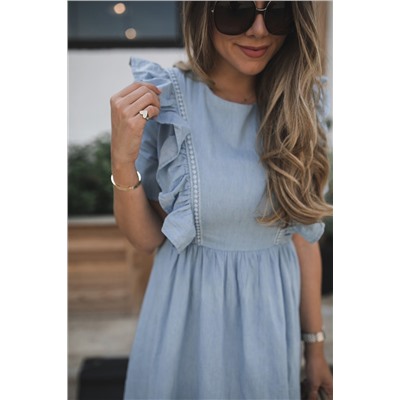 Голубое платье с коротким рукавом и рюшами